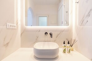 Twin Room, 2 Katil Bujang (Single), Non Smoking, Private Bathroom | Bilik Mandi | Pancuran mandi, pengering rambut 