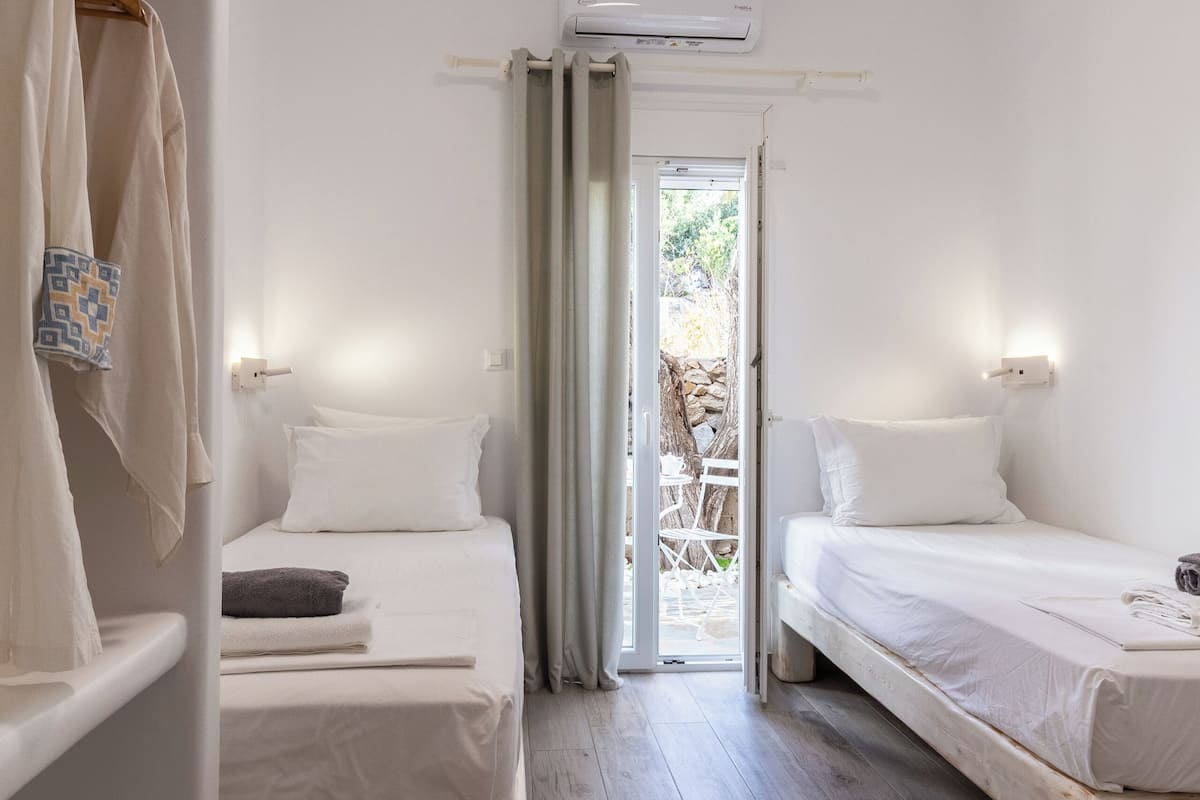 Twin Room, 2 Twin Beds, Non Smoking, Private Bathroom | In-room safe, iron/ironing board, WiFi (free)