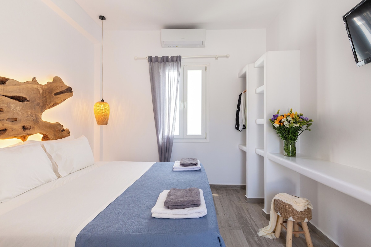 Deluxe Double Room, 1 Queen Bed, Non Smoking, Partial Sea View | In-room safe, iron/ironing board, WiFi (free)