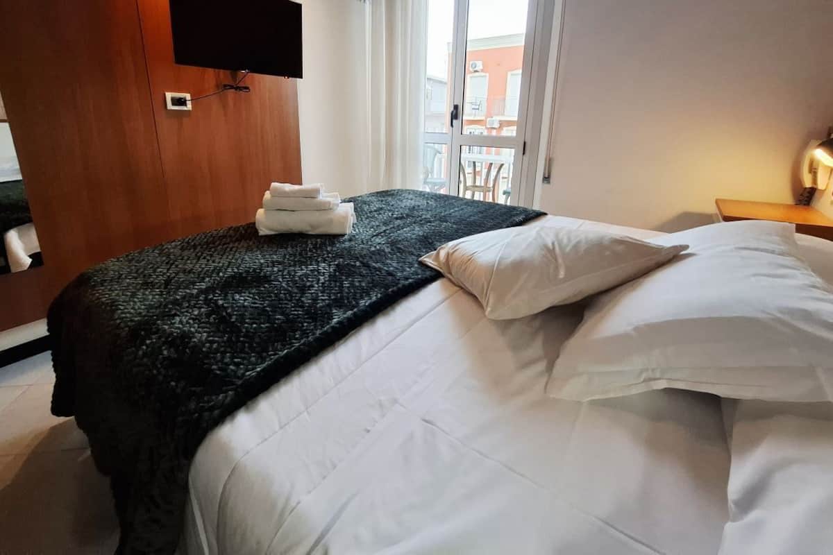 Daunenbettdecken, Zimmersafe, Schreibtisch, kostenloses WLAN