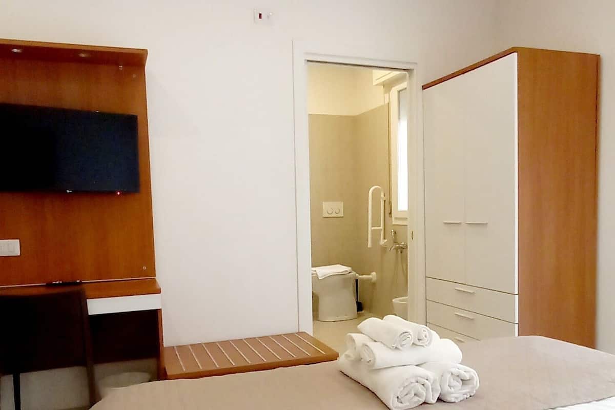 Classic Triple Room, Mobility Accessible | Hypo-allergenic bedding, down comforters, in-room safe, desk