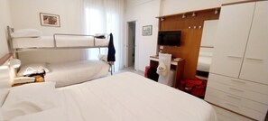 ห้องพักสำหรับสี่ท่าน | เครื่องนอนป้องกันสารก่อภูมิแพ้, ผ้านวมขนเป็ด, ตู้นิรภัยในห้องพัก