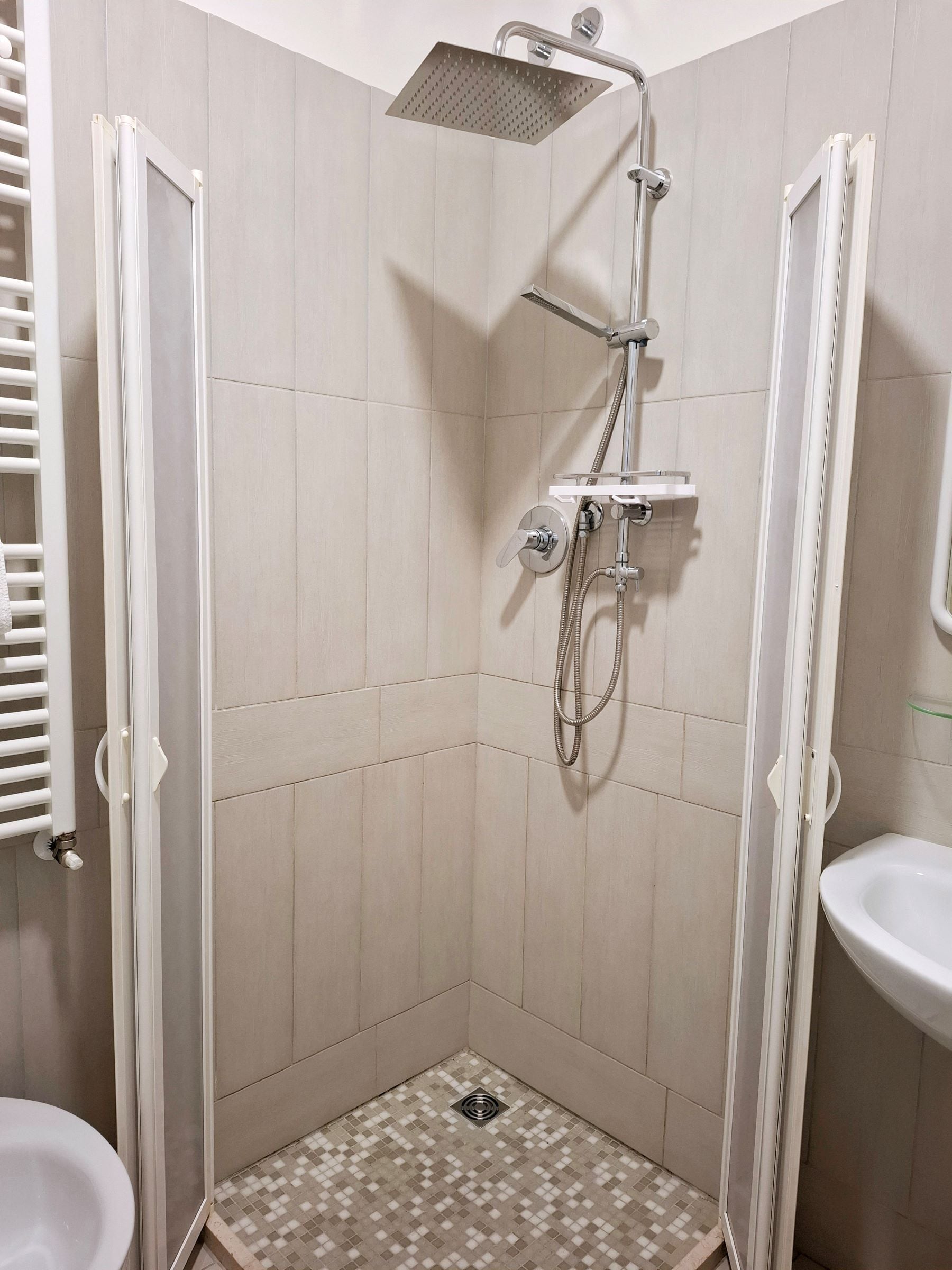 shower, rainfall showerhead, free toiletries, hair dryer