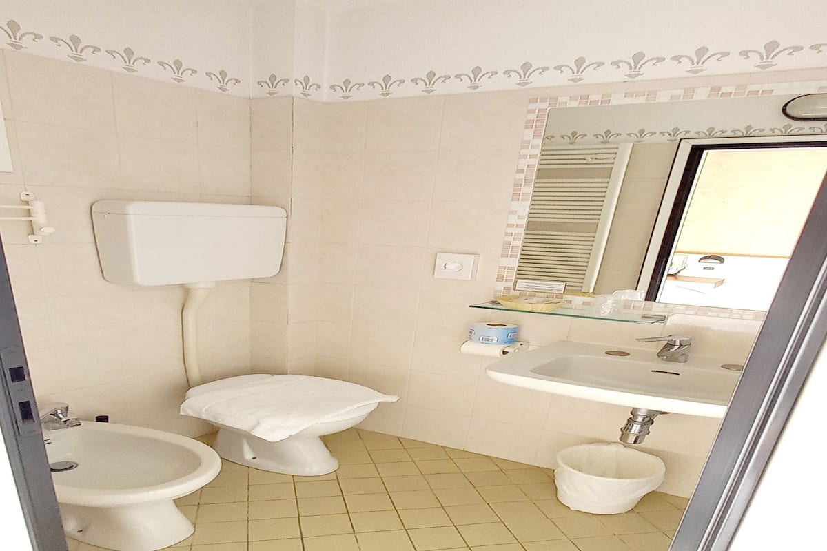 shower, rainfall showerhead, free toiletries, hair dryer