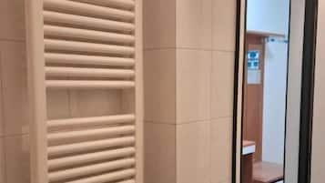 Een douche, een regendouche, gratis toiletartikelen, een haardroger