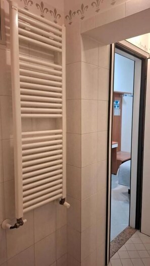 Douche, douche à « effet pluie », articles de toilette gratuits