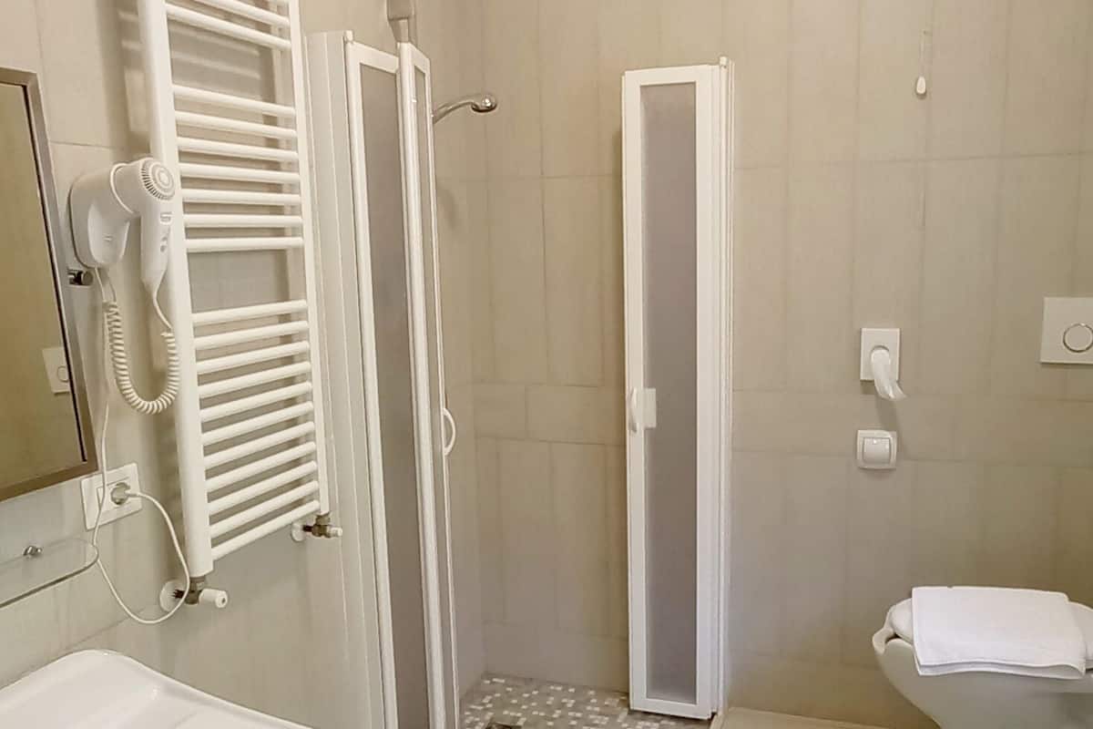 classic triple room, mobility accessible | accessible bathroom