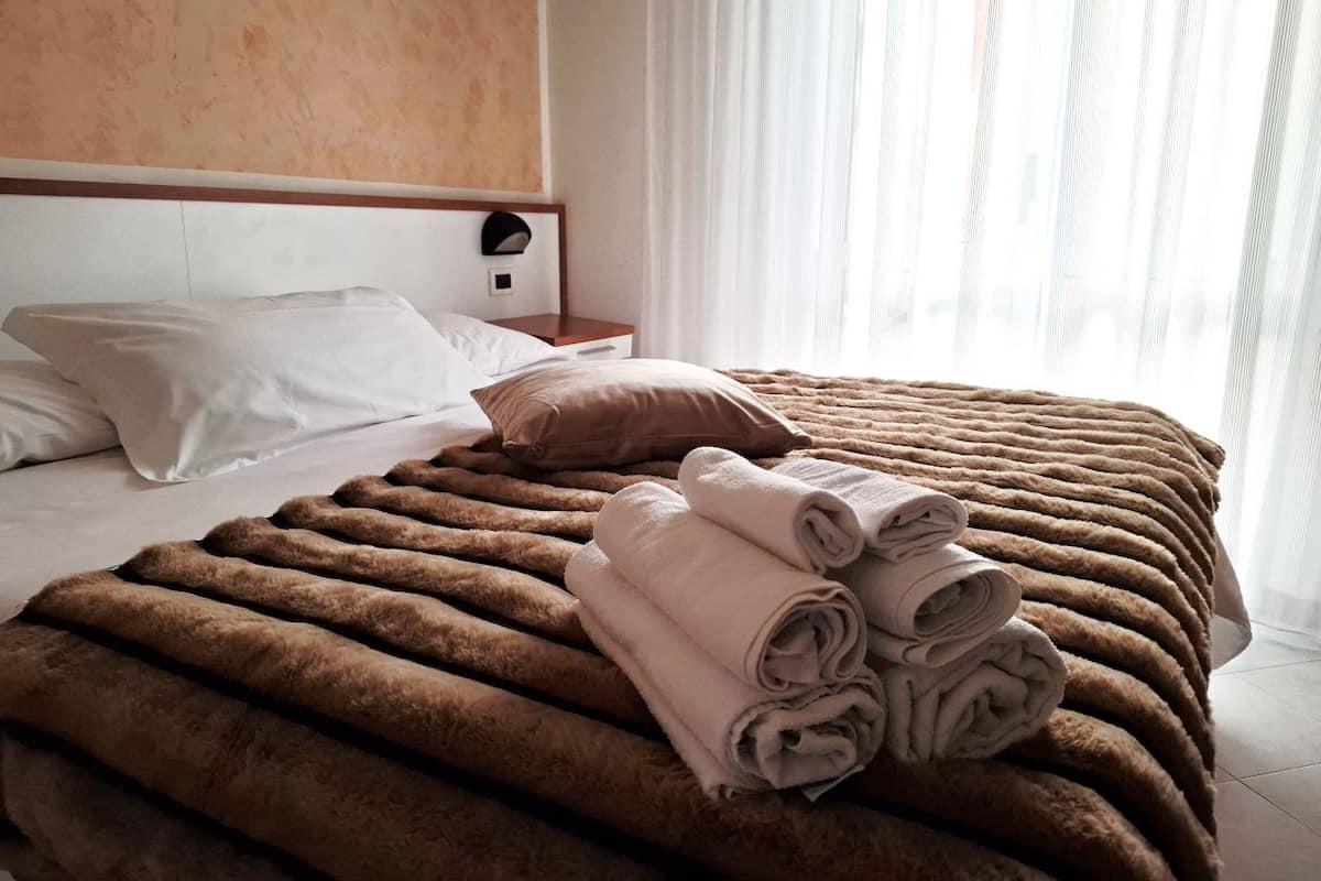 Daunenbettdecken, Zimmersafe, Schreibtisch, kostenloses WLAN