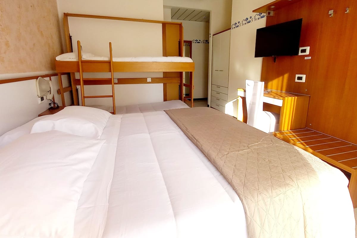 羽絨被、房內夾萬、書桌、免費 Wi-Fi