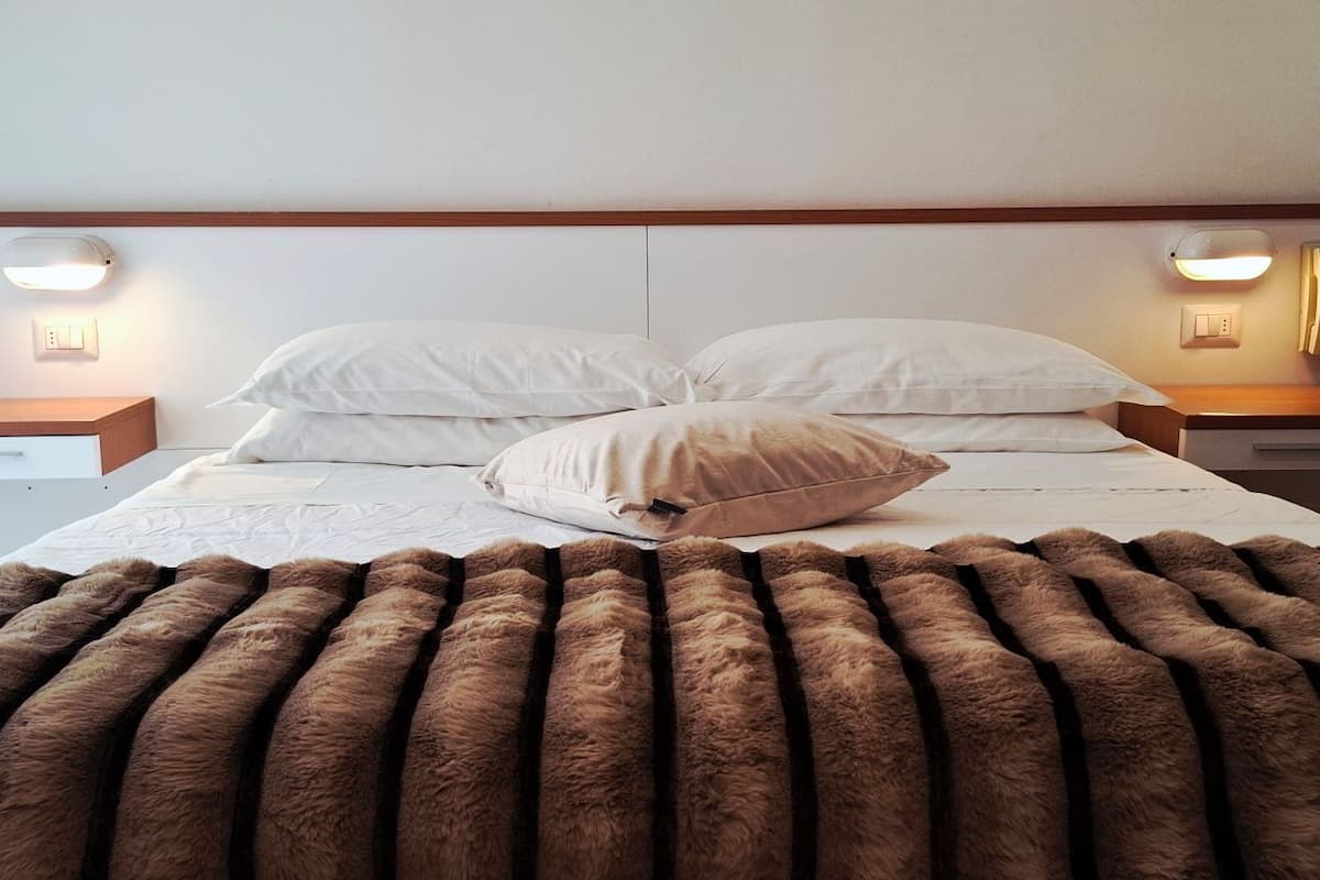 저자극성 침구, 오리/거위털 이불, 객실 내 금고, 책상