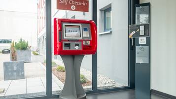 En självbetjäningskiosk för incheckning vid hotellentrén.