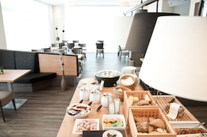 Se ofrece un desayuno bufé todos los días (por un coste adicional)