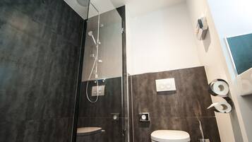Standard Triple Room | Bathroom | Shower, rainfall showerhead, free toiletries, hair dryer