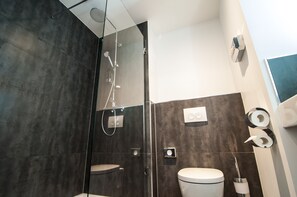 Standard Triple Room | Bathroom | Shower, rainfall showerhead, free toiletries, hair dryer - Amaro Hotel (Bergkirchen)