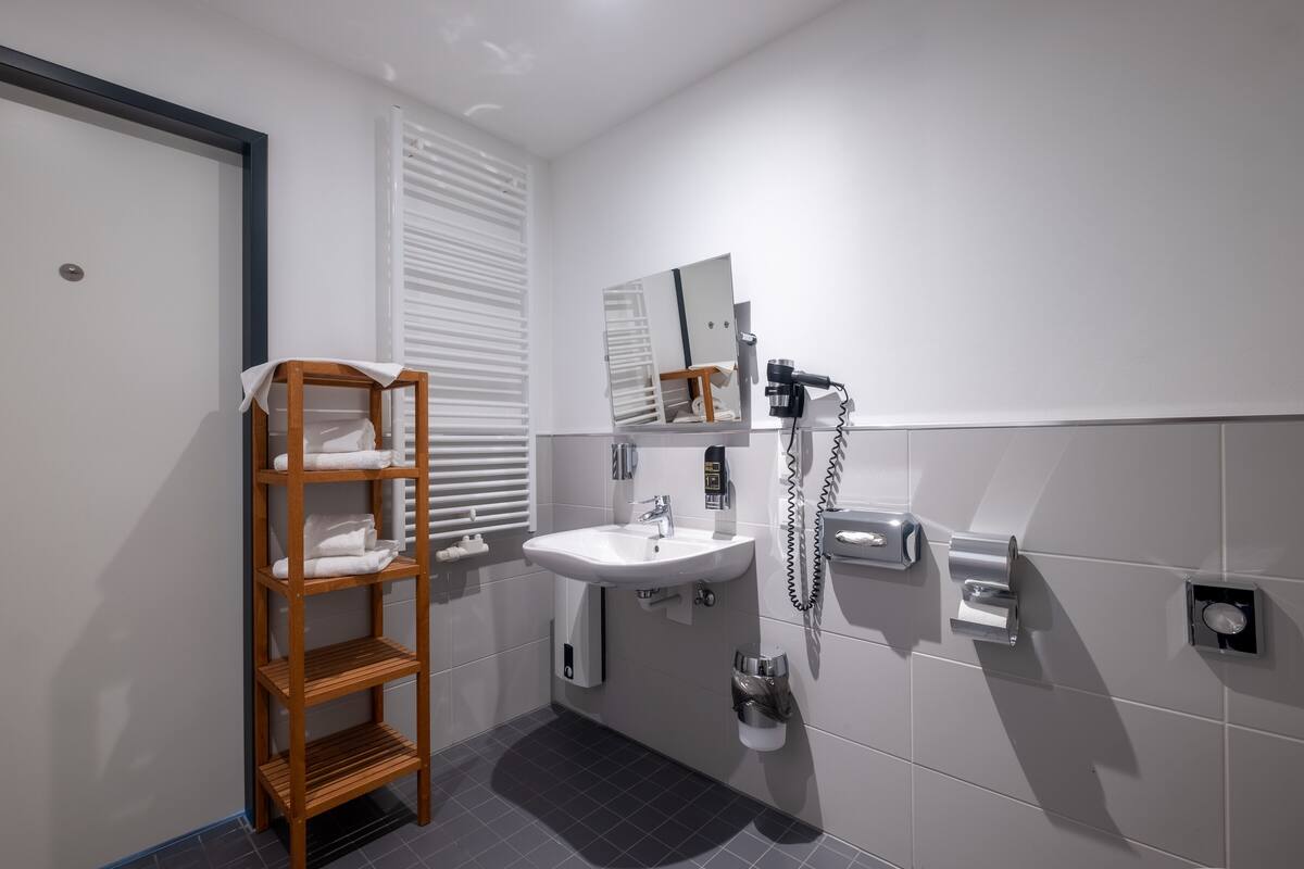 shower, rainfall showerhead, free toiletries, hair dryer