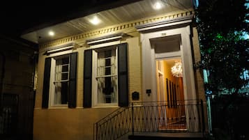 Depan hartanah - siang/malam