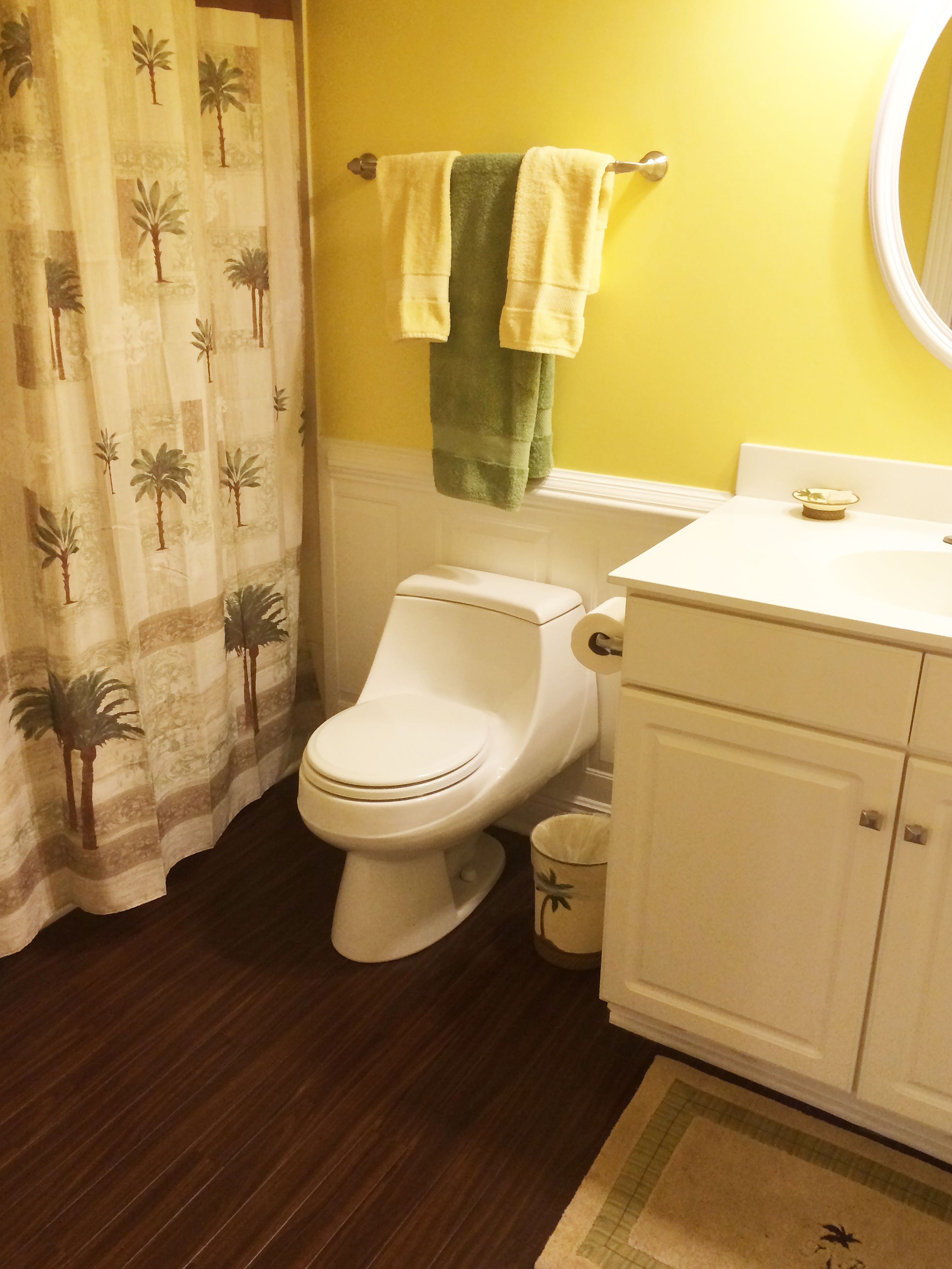 Combined shower/tub, designer toiletries, hair dryer, towels