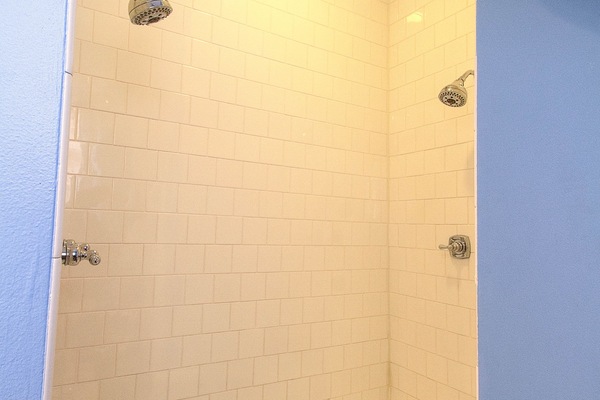Combined shower/tub, designer toiletries, hair dryer, towels