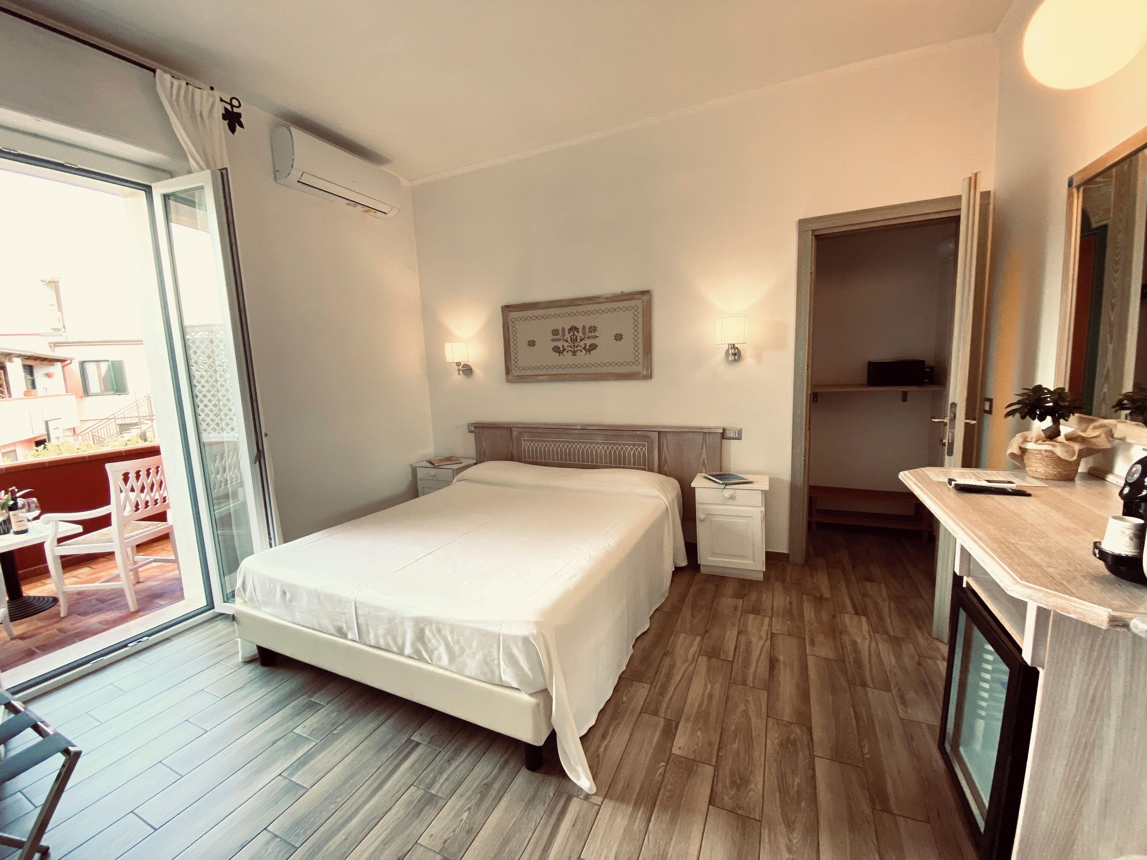 Caja de seguridad en la habitación, sistema de insonorización y cunas 