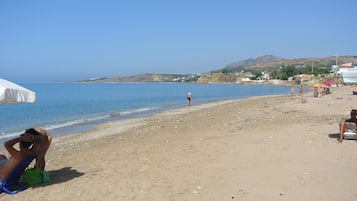 In Strandnähe, Liegestühle, Sonnenschirme, Angeln