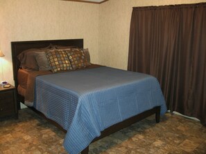 2 habitaciones, muebles diferentes y tabla de planchar con plancha