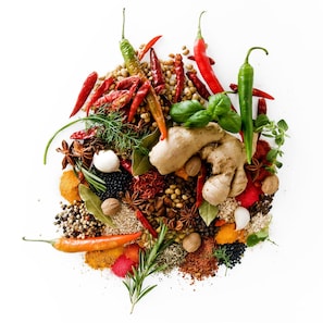 On y trouve une grande variété d’épices et d’herbes aromatiques, notamment des piments rouges, des piments verts et du gingembre.