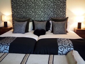 Hypo-allergenic bedding, in-room safe, individually decorated - Armadale Boutique Hotel & Villas (Harare)