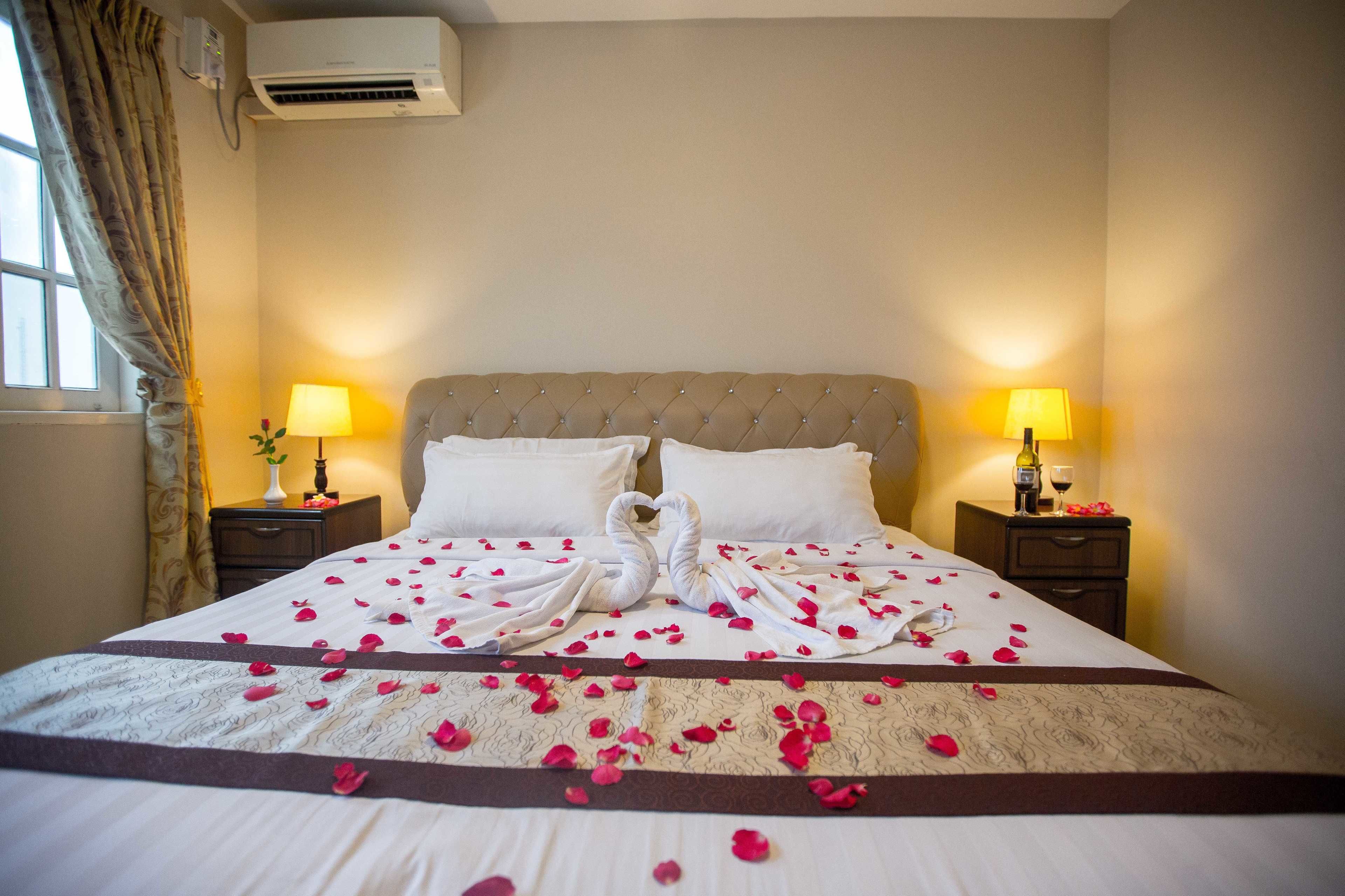 Minibar, blackout drapes, free WiFi, bed sheets