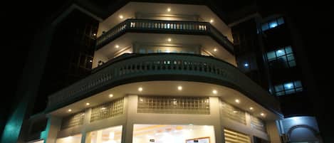 Fassade der Unterkunft – Abend/Nacht