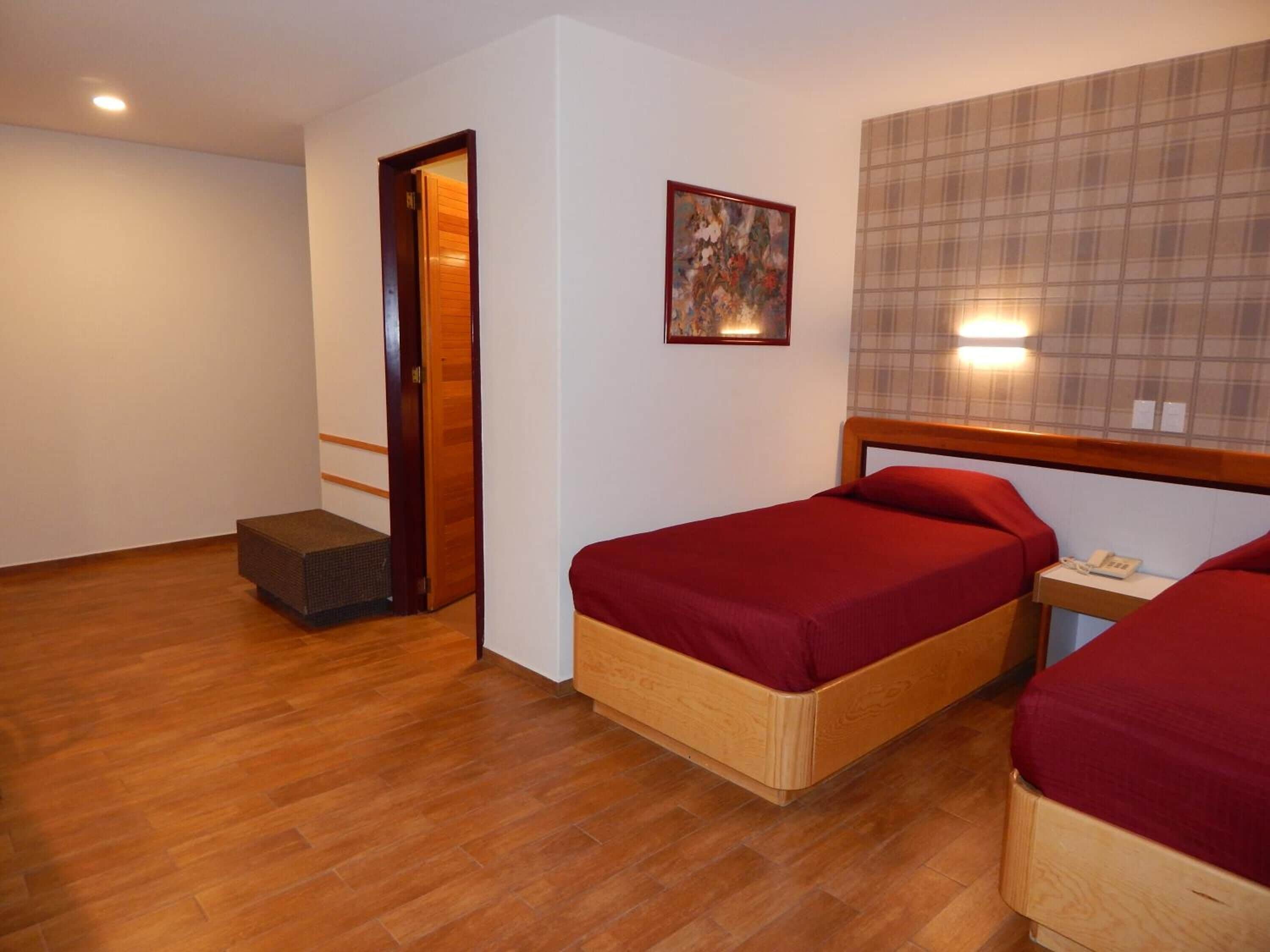 standard twin room | 1 bedroom, in-room safe, desk, laptop workspace