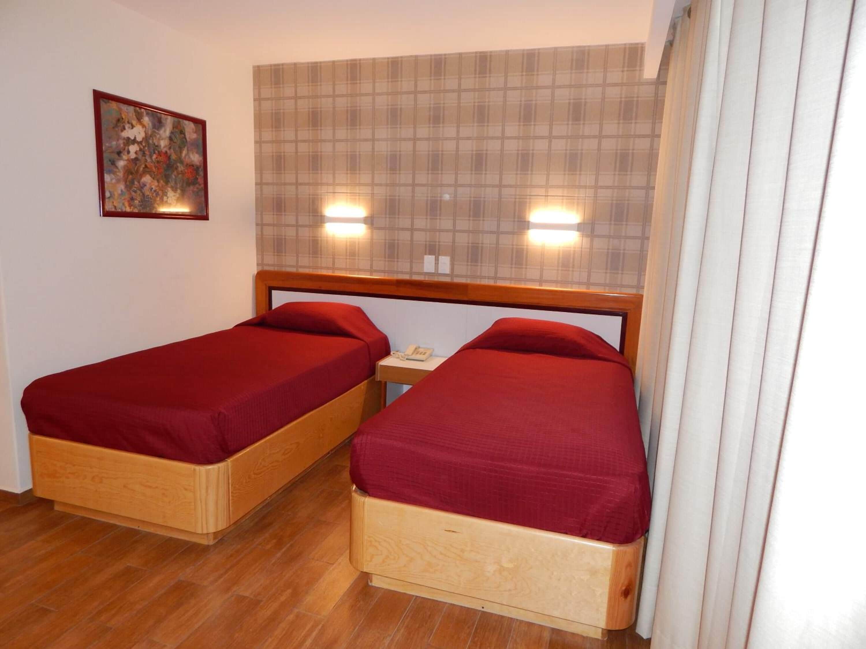 standard twin room | 1 bedroom, in-room safe, desk, laptop workspace