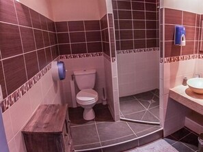 Deluxe Double Room, Private Bathroom, Garden View (La chambre Romantique) | Bathroom