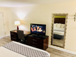 Chambre Standard, 1 trĂšs grand lit, non-fumeur (Newly Renovated) | Bureau, espace de travail pour ordinateurs portables