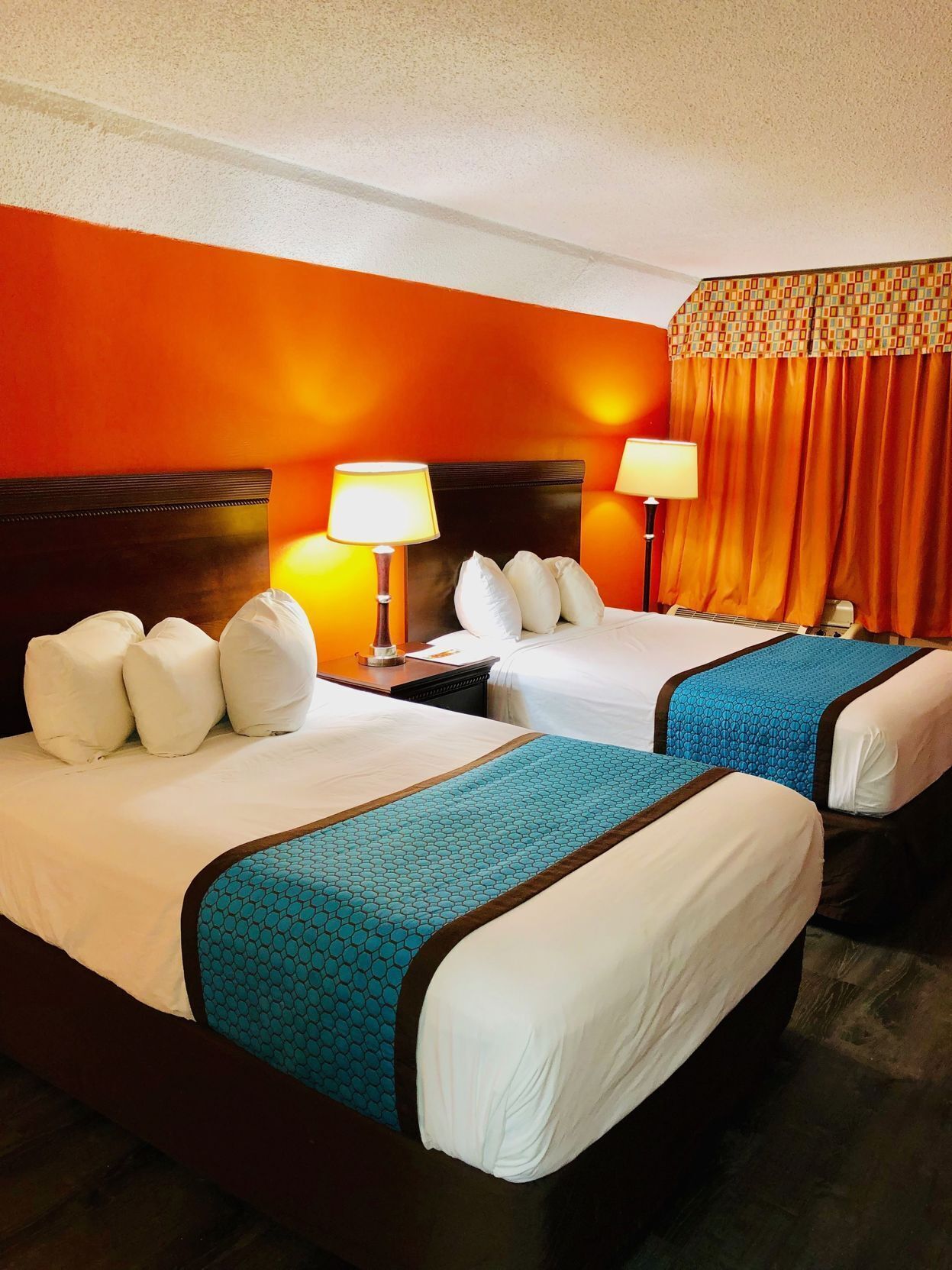 Meja, ruang kerja komputer riba, langsir/tirai gelap terus, kalis bunyi 