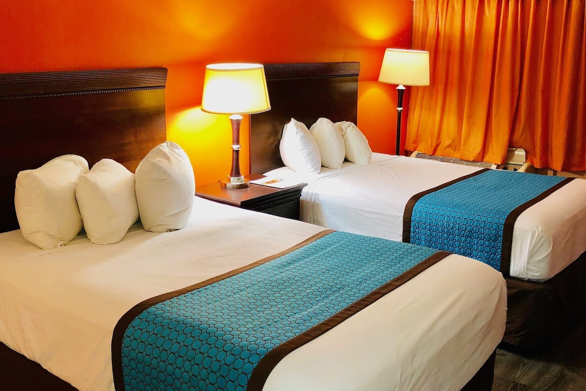 Schreibtisch, laptopgeeigneter Arbeitsplatz, Verdunkelungsvorhänge