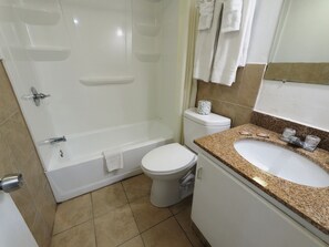 Combined shower/tub, free toiletries, hair dryer, towels