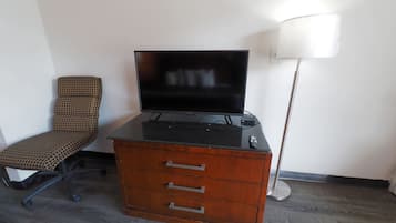 Habitación estándar, 1 cama King size, para no fumadores (Newly Renovated) | Escritorio, espacio para trabajar con laptop y cortinas blackout