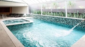 Piscine couverte, chaises longues