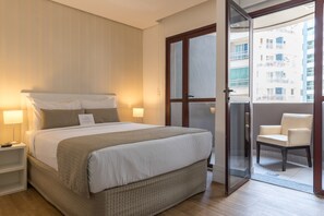 標準雙人房 | 迷你吧、房內夾萬、獨特設計、書桌