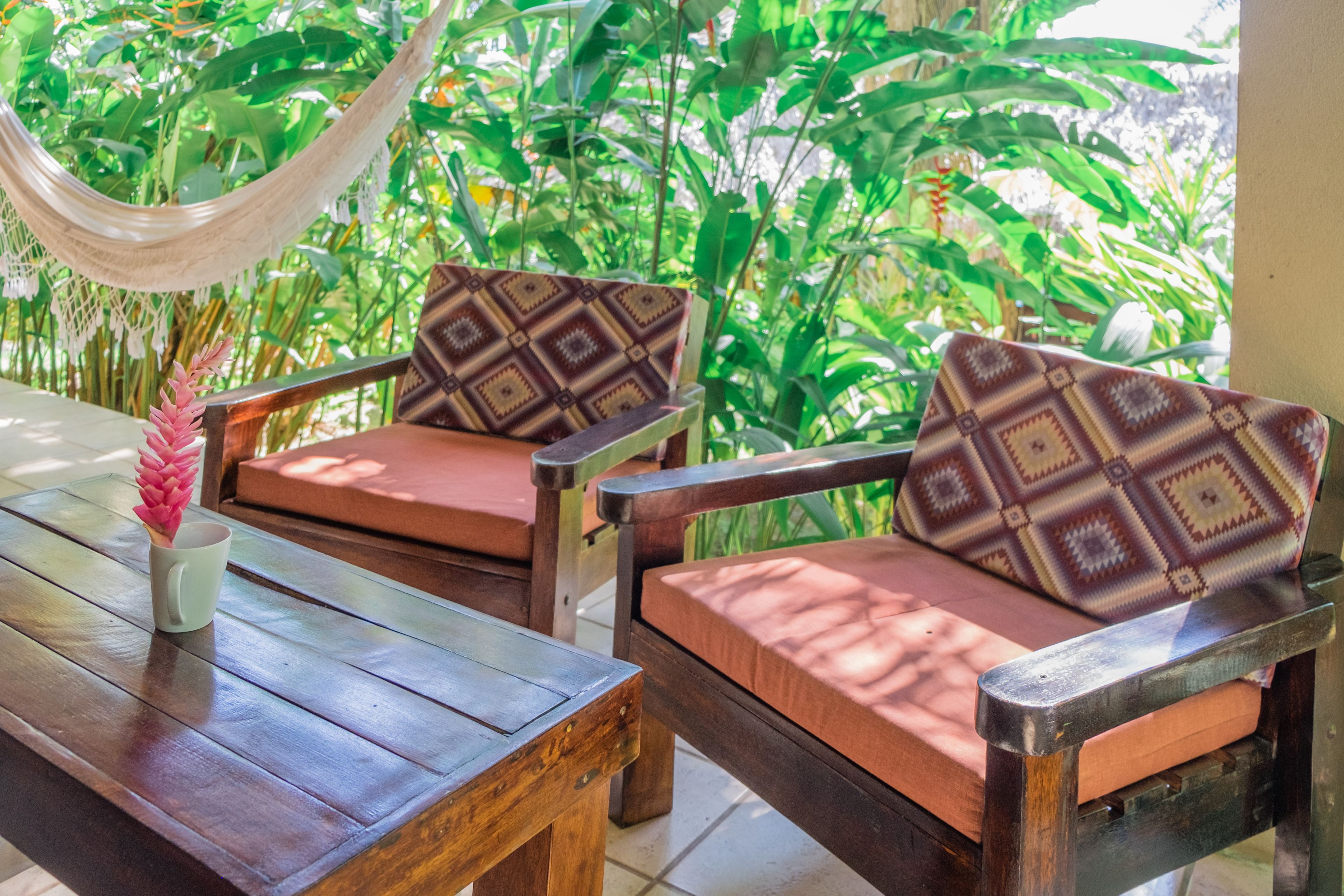 Bungalow junior, 2 habitaciones, vista a la alberca, en el área del jardín | Terraza o patio