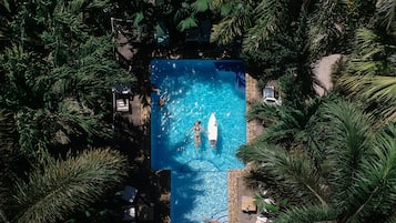 Piscine extérieure, chaises longues