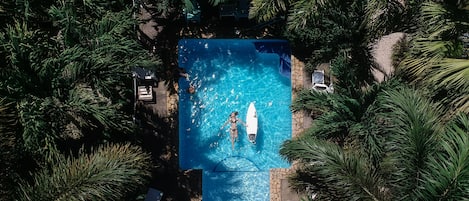 Piscina externa, funciona das 7h às 22h, espreguiçadeiras