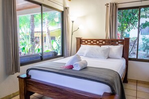 Bungalow junior, 2 habitaciones, vistas a la piscina, en la zona del jardín | Caja fuerte, cunas gratuitas, wifi gratis y ropa de cama