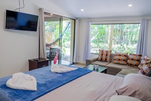 华丽开间套房, 多张床, 花园景观, 池畔 | 客房内保险箱、免费婴儿床、免费 WiFi、床单