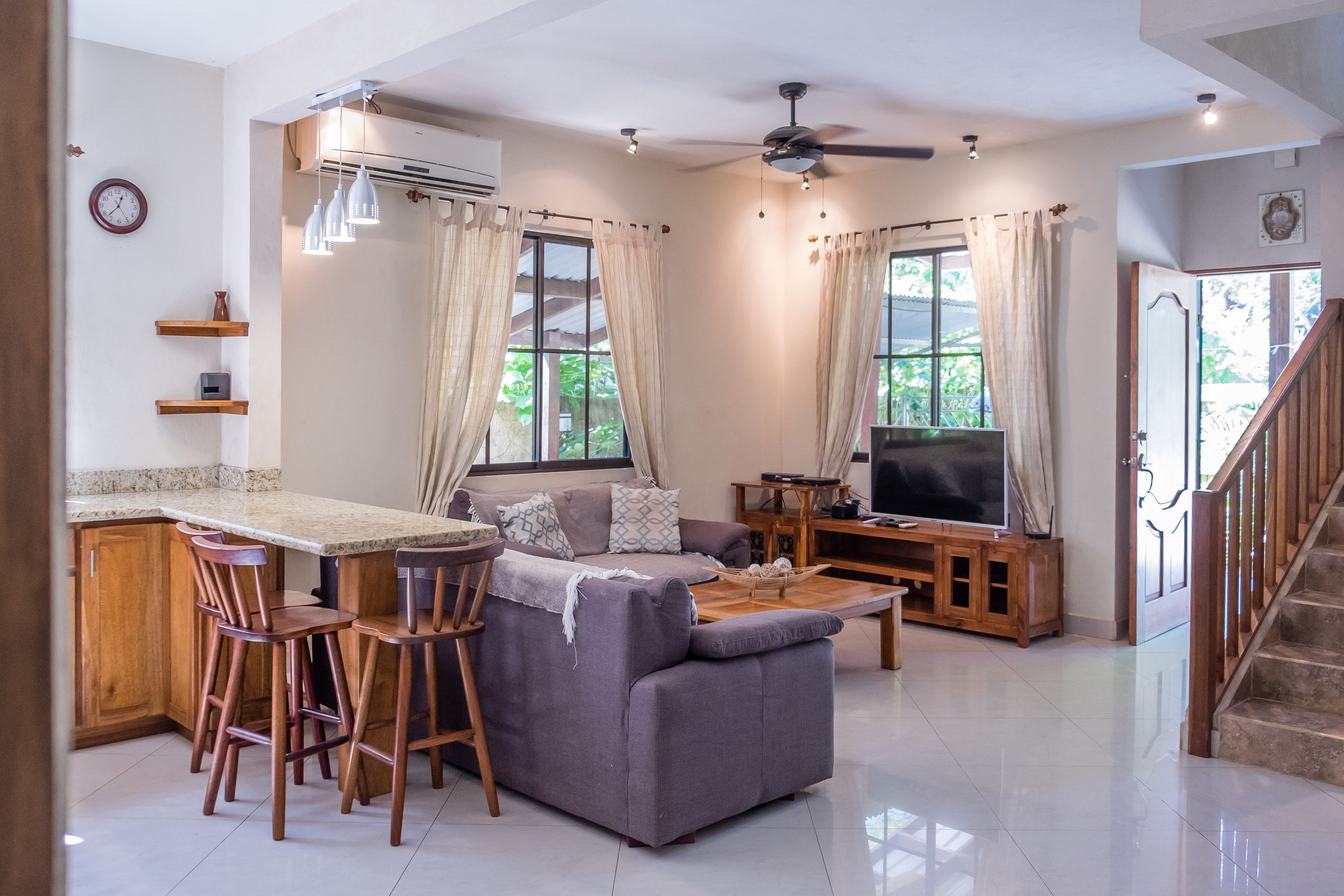 ファミリー ハウス 2 ベッドルーム 2 バスルーム | リビングルーム | 22 インチの薄型テレビ (ケーブル放送視聴可)、テレビ