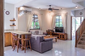 Casa familiar, 2 habitaciones, 2 baños | Sala de estar | Televisión de pantalla plana de 22 pulgadas con canales por cable