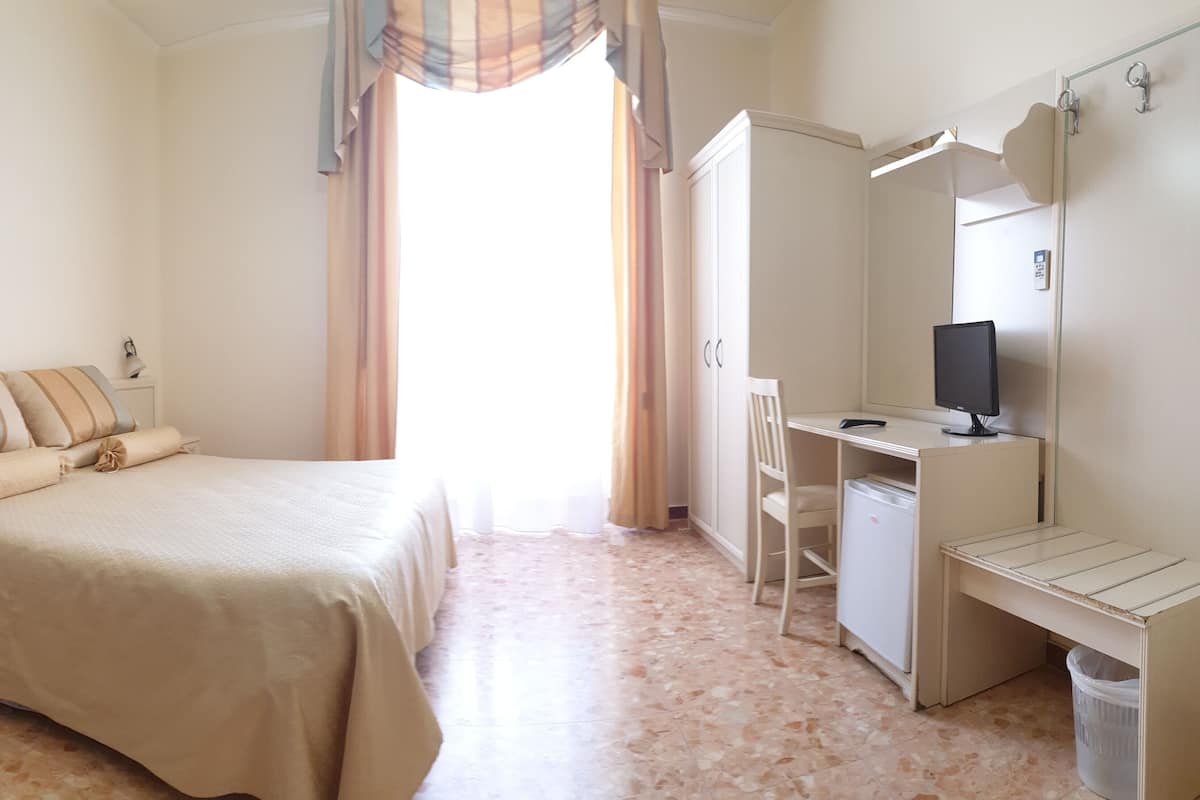 Minibar, in-room safe, desk, iron/ironing board