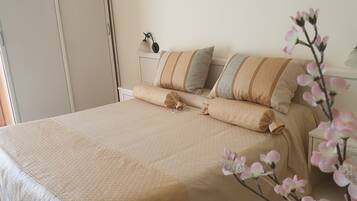 Habitación clásica con 1 cama matrimonial o 2 individuales, baño en la habitación | Minibar, caja de seguridad en la habitación y escritorio