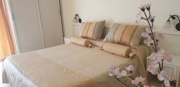 Classic Double or Twin Room, Ensuite | Minibar, in-room safe, desk, iron/ironing board