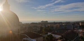 A cityscape with a prominent dome structure, various buildings, and a clear sky. - RS San Sebastiano Holidays (Acireale)